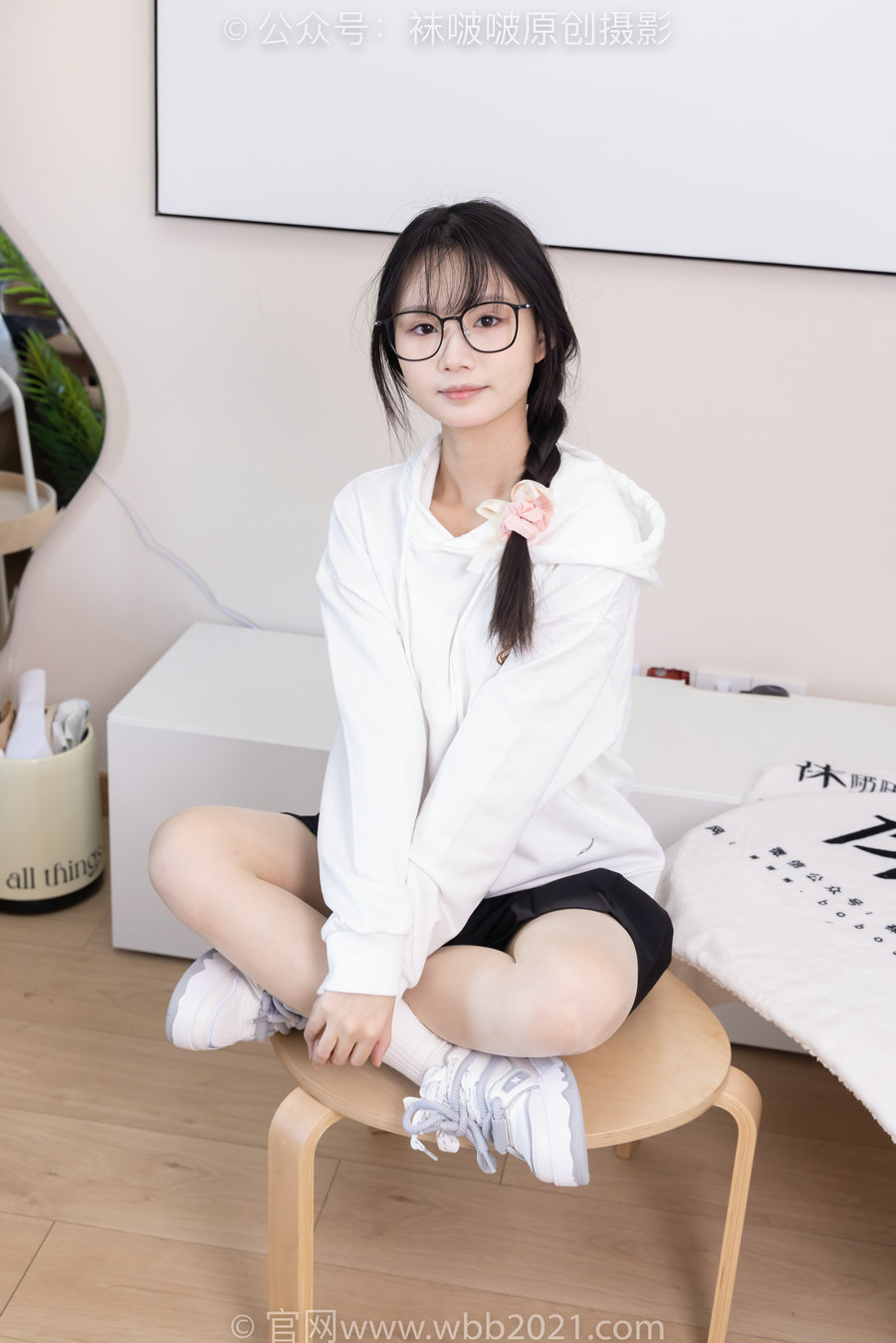 BoBoSocks袜啵啵 No.368 甜甜圈-运动鞋、白棉袜、油亮肉丝 [160P1V-5.72GB]
