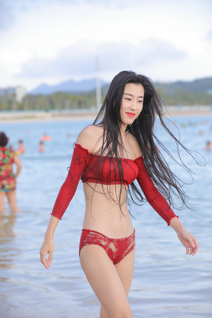 精选街拍视频 No.8694 红色耀眼泳衣 [178P-1.20GB]