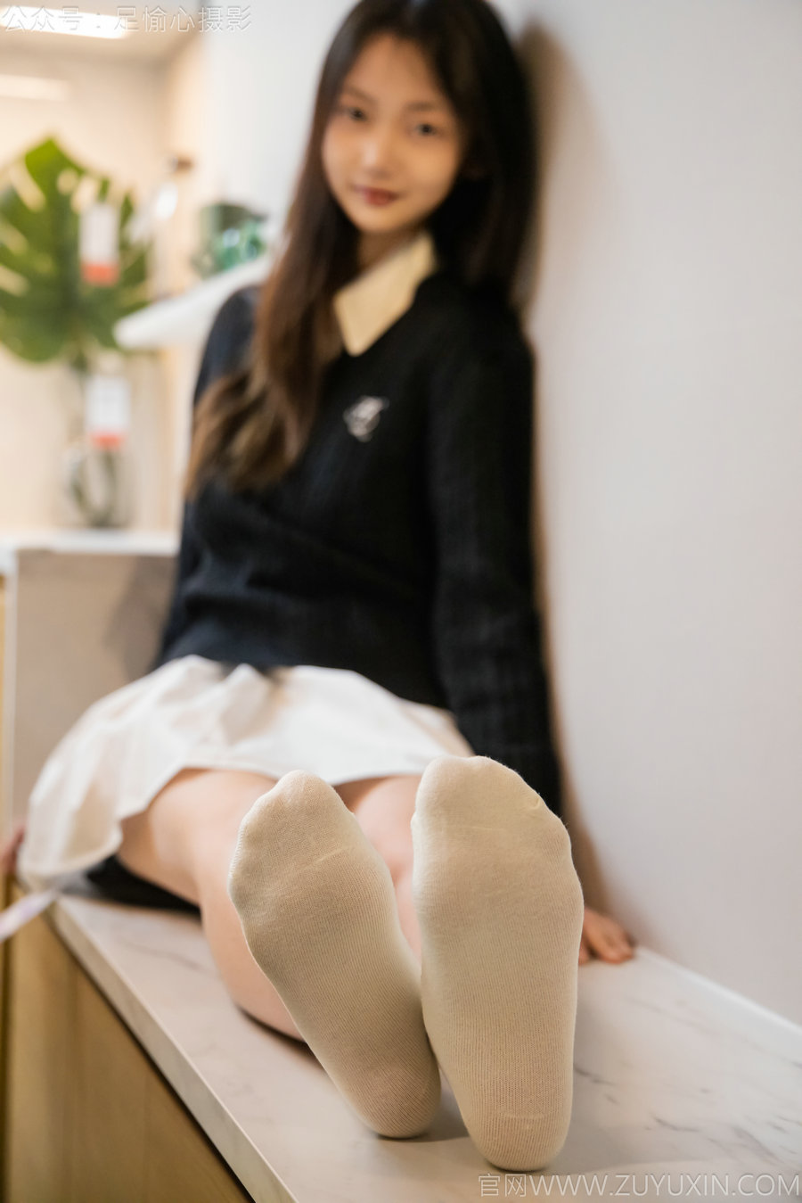 足愉心 No.013 鹿鹿（搭配：黑色毛衣、白色短裙、洞洞鞋、白色棉袜、裸足）[110P2V-11.7GB] ...