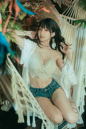 Ely_eee(ElyEE子) - Secret Treehouse Escape [31P5V-152MB]