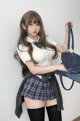 蜜桃少女是依酱呀 - 学姐的日常 [35P3V-984MB]