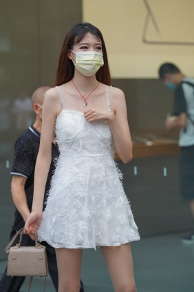 精选街拍视频 No.5110 牛男街拍 白长直小仙女 好美的腿 [130P4V-3.96GB]